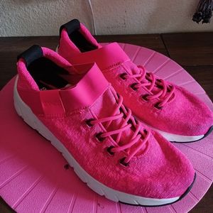 AVRE fuschia athletic shoes : NWT. Womens size 9.